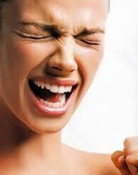 egy nő idegessége a paraziták jelenlétének tünete