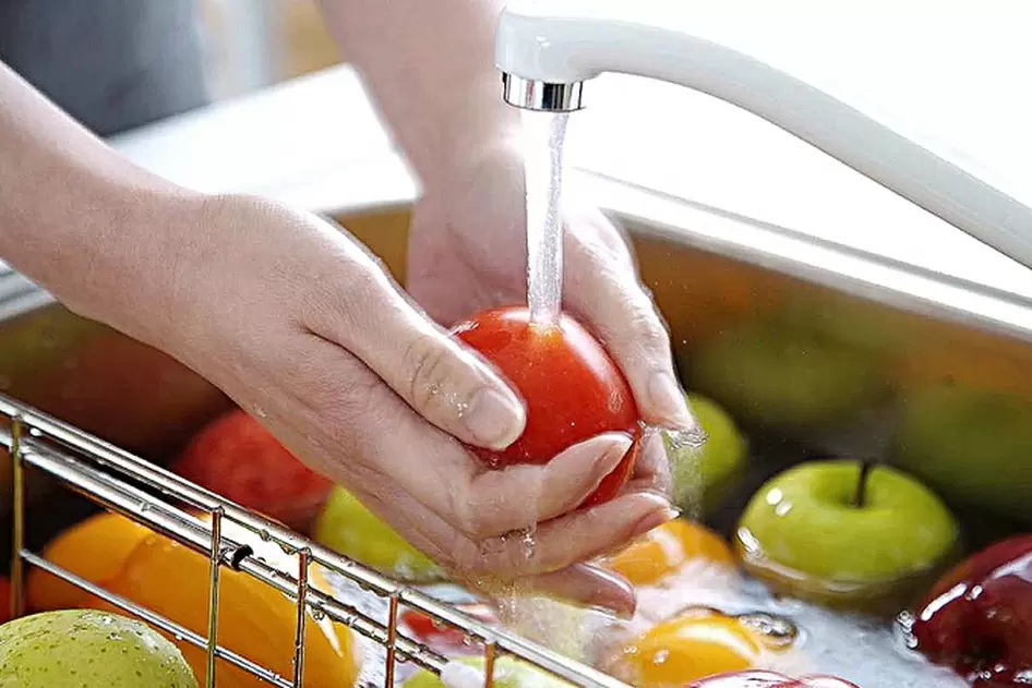 zöldségek és gyümölcsök mosása a férgek fertőzésének megelőzése érdekében